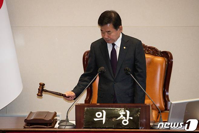 김진표 국회의장이 27일 서울 여의도 국회에서 열린 제403회 국회(임시회) 제8차 본회의에서 국회의원 이재명에 대한 체포동의안을 상정하고 있다. 2023.2.27/뉴스1 ⓒ News1 유승관 기자