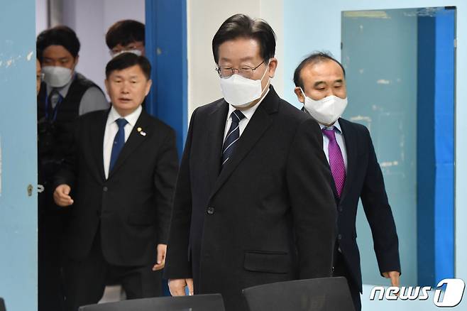 이재명 더불어민주당 대표가 28일 오전 서울 은평구 수색초등학교에서 열린 학교 급식노동자 폐암 진단 관련 민생현장 방문 간담회에 참석하고 있다. (공동취재) 2023.2.28/뉴스1 ⓒ News1 송원영 기자