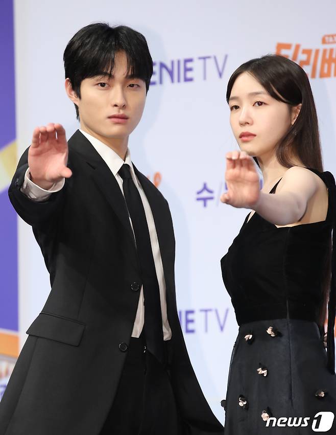 배우 윤찬영과 방민아(오른쪽)가 28일 서울 구로구 디큐브시티에서 열린 지니 TV 오리지널 '딜리버리맨'(감독 강솔, 박대희) 제작발표회에서 포즈를 취하고 있다. '딜리버리맨'은 생계형 택시 기사 서영민(윤찬영 분)과 기억상실 영혼 강지현(방민아 분)이 펼치는 저세상 하이텐션 수사극이다. 2023.2.28/뉴스1 ⓒ News1 권현진 기자