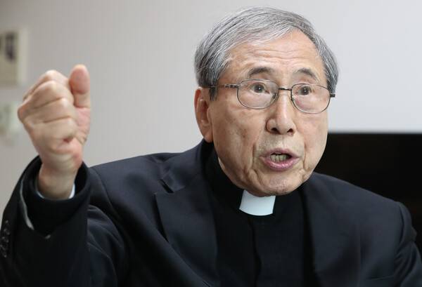 함세웅 신부가 지난 2월27일 오후 서울 광화문의 한 사무실에서 ‘비상시국회의’ 제안자로서 취지를 설명하고 있다. 김정효 기자 hyopd@hani.co.kr