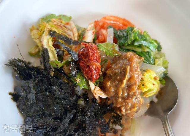 각종 나물 반찬에 강된장과 토하젓을 넣고 비비는 '달동네보리밥쌈밥' 식당의 보리밥 정식.