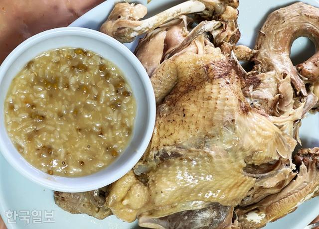해남 닭 코스 요리의 마무리는 백숙과 죽이다. 토종닭의 크기가 예상을 뛰어넘는다.