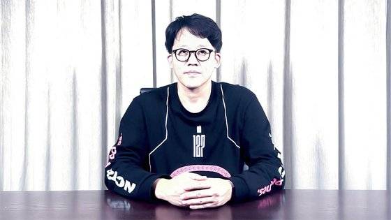 이성수 SM 공동대표가 16일 자신의 유튜브 채널을 통해 성명을 냈다. 사진 이성수 대표 유튜브 캡처