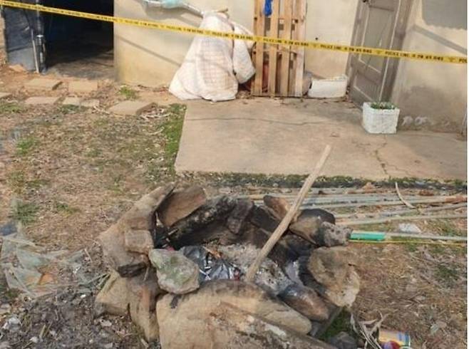 불에 탄 장작과 화로 / 사진=연합뉴스