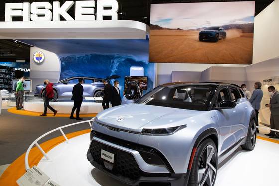 (바르셀로나(스페인)=뉴스1) 유승관 기자 = 2일(현지시간) 세계 최대 이동통신 전시회 '모바일월드콩그레스(MWC) 2022'가 열린 스페인 바르셀로나 피라그란비아 전시장 내 피스커 부스를 찾은 참관객들이 전기 SUV '오션'을 살피고 있다. 2022.3.2/뉴스1