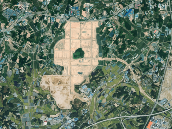 △ 성본산업단지 위성 사진. 정중앙 흙으로 뒤덮인 토지 가운데 70% 가까이가 원래는 농지였다. (출처: 네이버)