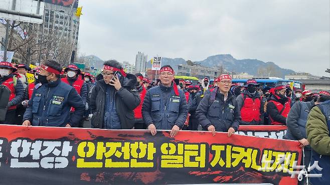 28일 오후 1시 30분쯤 서울 종로구 일대에서 민주노총 건설노조의 거리행진이 이어졌다. 양형욱 기자