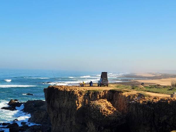 에사우이라 근처의 해안가 절벽에서 차박 중이다