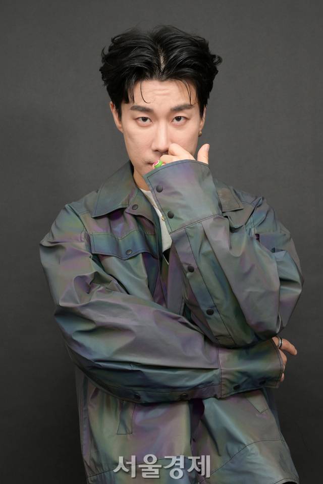 가수 산이가 서울경제스타 인터뷰에 앞서 포즈를 취하고 있다. / 사진=김규빈 기자