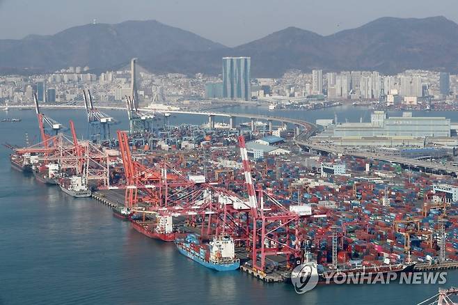 부산항 컨테이너 부두 (부산=연합뉴스) 조정호 기자 = 26일 부산항 감만부두에 수출입 화물이 가득 쌓여 있다. 2023.2.26 ccho@yna.co.kr
