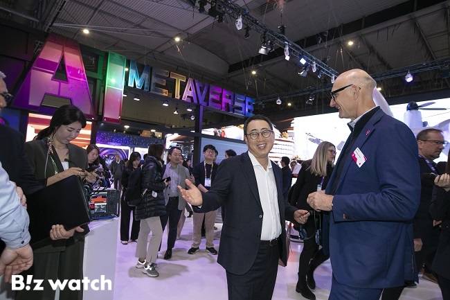 유영상 SK텥레콤 사장과 팀 회트게스 도이치텔레콤 회장이 MWC23에 마련된 SKT 부스를 둘러보고 있다./사진=SK텔레콤 제공