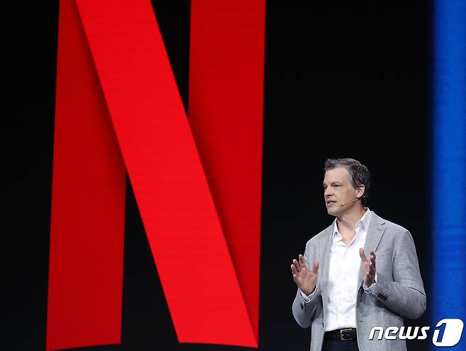 그렉 피터스(Greg Peters) 넷플릭스 공동 최고 경영 책임자(CEO)가 28일 오후(현지시간) 스페인 바르셀로나 피라 그란 비아 '모바일월드콩그레스'(MWC 2023) 전시장에서 엔터테인먼트의 미래를 주제로 기조연설을 하고 있다. 2023.3.1/뉴스1 ⓒ News1 박정호 기자