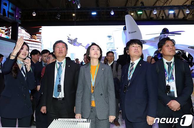 국회 과학기술정보방송통신위원회 정청래 위원장과 더불어민주당 고민정, 박완주, 조승래 의원이 28일 오후(현지시간) 스페인 바르셀로나 피라 그란 비아 세계 최대 이동통신 전시회 '모바일월드콩그레스'(MWC 2023) 전시장 SK텔레콤 부스를 방문해 관계자의 설명을 듣고 있다. 2023.3.1/뉴스1 ⓒ News1 박정호 기자