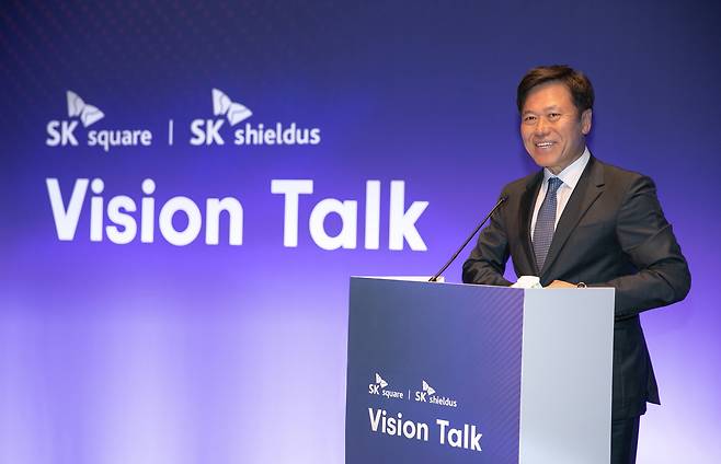 박정호 SK스퀘어 부회장이 28일(현지시간) 스페인 바르셀로나 간담회에서 EQT-SK스퀘어의 SK쉴더스 공동경영 계획을 발표하고 있다. (SK스퀘어 제공)