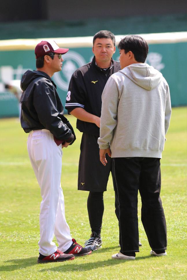 대만 야구심판(가운데)이 키움 퓨처스 설종진 감독(왼쪽)과 이야기를 나누고 있다. 제공 | 키움히어로즈.