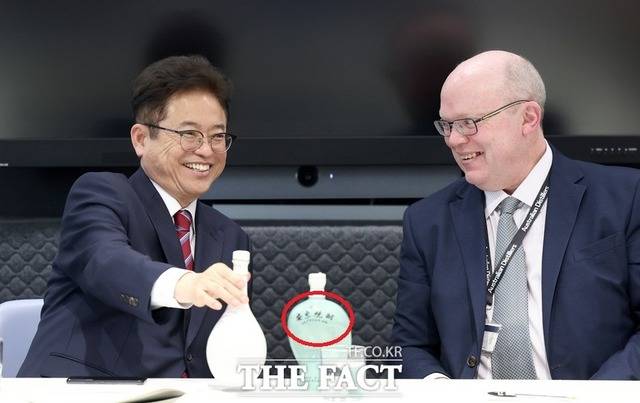 이철우 경북도지사가 영국에서 안동소주를 홍보하고 있다/경북도