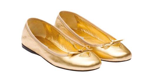 삼각 로고와 리본 장식이 어우러진 발레리나 슈즈. 123만 원 프라다.