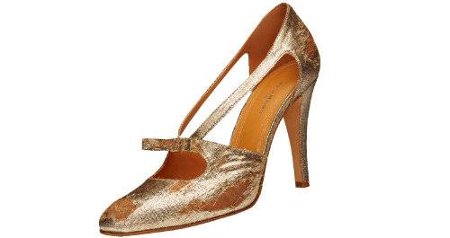 컷아웃과 해진 듯한 디테일이 멋스러운 펌프스. 150만 원 메종마르지엘라.