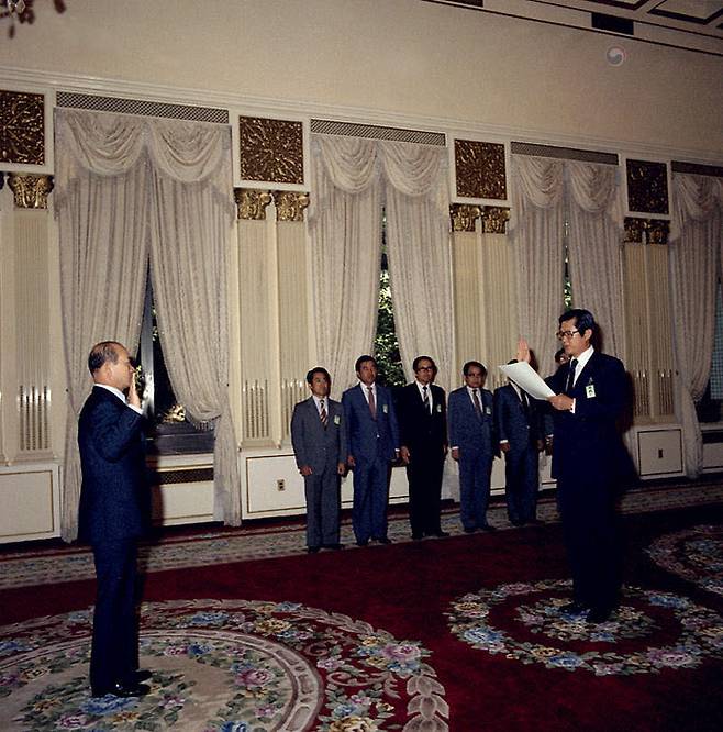 전두환 대통령이 80년 9월11일 수석비서관들에게 임명장을 수여한 후 선서를 받고 있다. <국가기록원 제공>