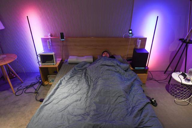 전주훈 삼분의일 대표가 서울 강남역 인근 강남체험관에 설치된 스마트 매트리스에 누웠다. AI와 연동된 스마트 매트리스는 알아서 잠자기 좋은 온도를 만들어 준다. 김영원 인턴기자