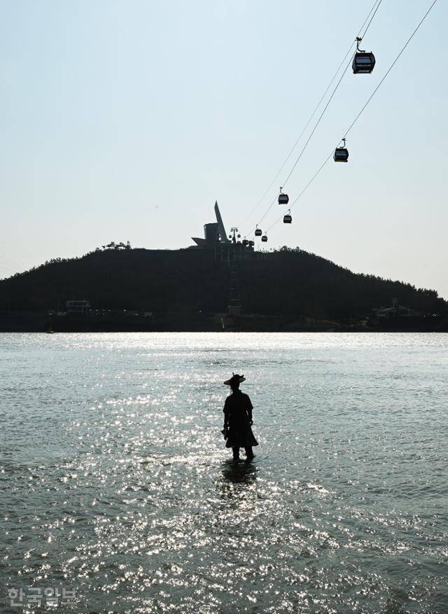 '고뇌하는 이순신' 동상 위로 명량해상케이블카가 지나고 있다.