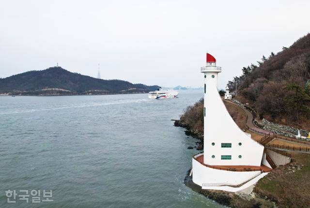 화원반도 서북단 끝에 세워진 목포구등대. 대형 유람선이 화원반도와 달리도 사이 좁은 수로를 통과해 목포항으로 들어가고 있다.