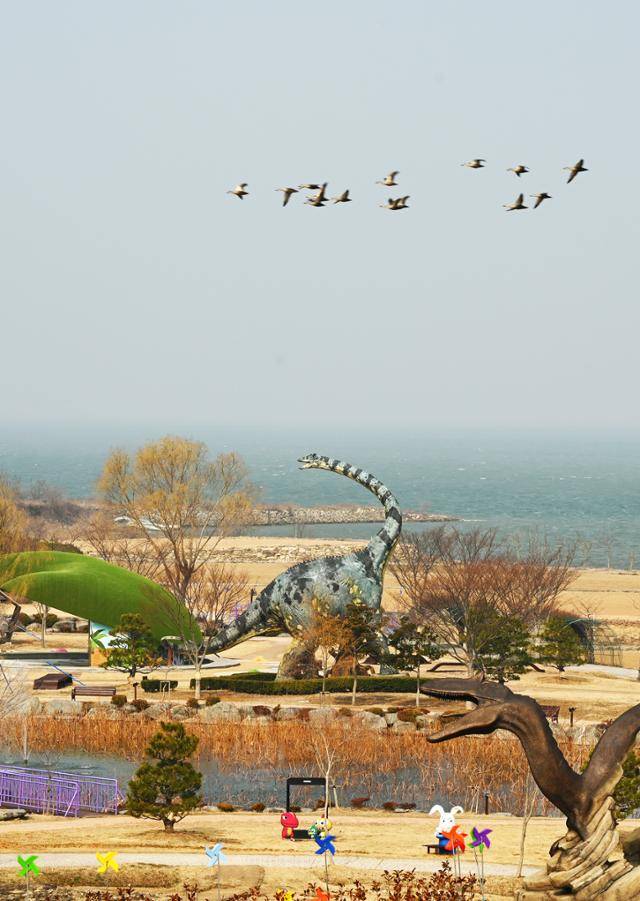 우항리 공룡박물관의 야외 조형물 위로 새들이 날고 있다. 주변에 인공구조물이 없어 공룡시대로 되돌아간 느낌을 받는다.