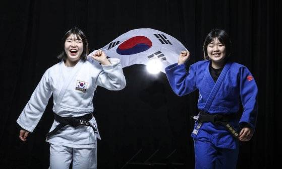 재일동포 출신 유도 선수 허미미(왼쪽)-미오 자매. 독립운동가 허석 선생의 후손인 둘은 내년 파리올림픽에 대한민국 국가대표로 출전해 나란히 금메달을 따고 싶다고 말했다. 김성룡 기자