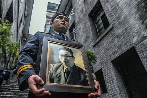 최재황씨가 2018년 중국 중경 대한민국 임시정부 옛 건물 앞에서 외증조부 권준 선생의 영정을 들고 있다. 최씨는 이날 경찰청에서 만드는 임시정부 경찰사 다큐멘터리 촬영을 위해 임시정부의 옛 터를 찾았다.
