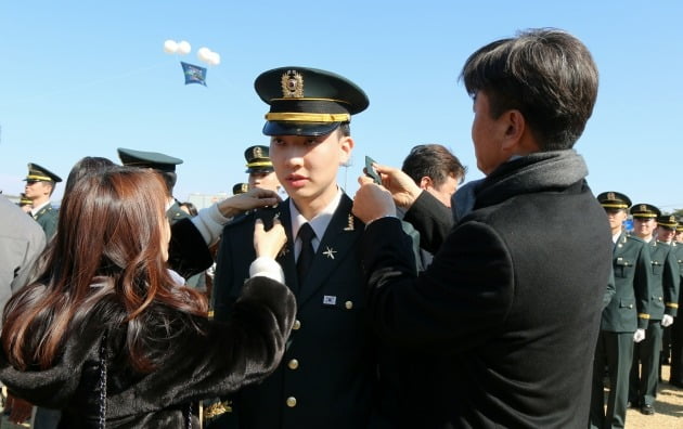 지난달 28일 충북 괴산 육군학생군사학교에서 열린 '2023년 학군장교(ROTC) 통합임관식'에서 소위로 임관한 학군장교에게 가족들이 계급장을 달아주고 있다. 뉴스1