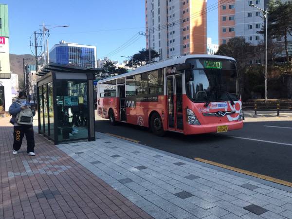 풍유동~장유~하단을 오가는 220번 김해버스가 1일 서부문화센터 정류장에 정차해 있다. 김해시 제공