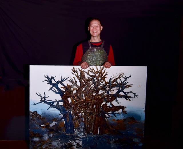 박환 작가가 춘천의 작업실에서 작업중인 '경이로운 삶' 작품앞에서 포즈를 취하고 있다.