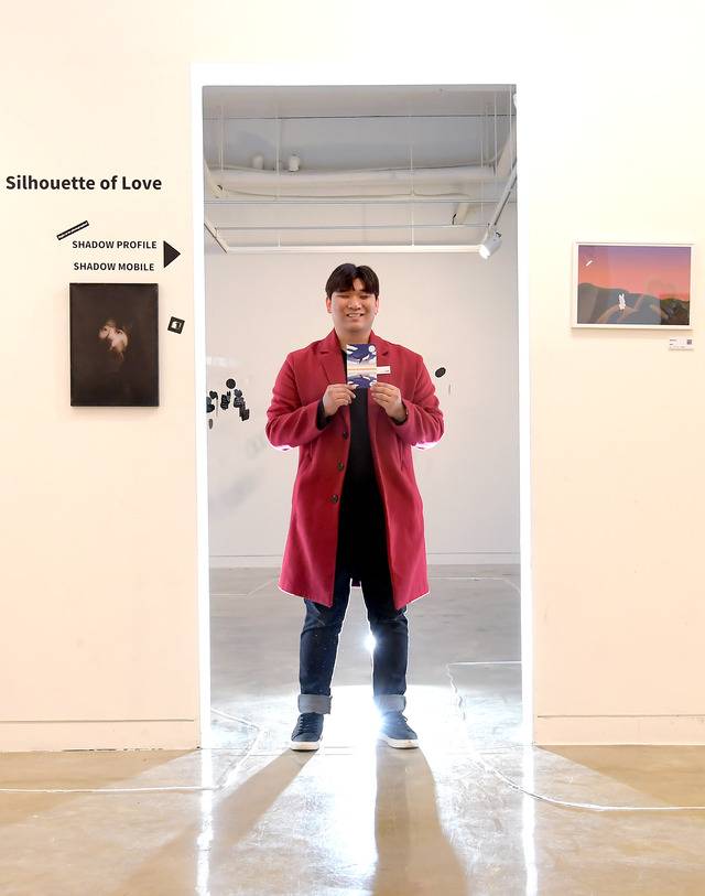 지난 19일 서울 구로구 갤러리 구루지에서 열린 2023 에이블라인드 장애예술인 전시회 ‘검은색 사랑’展에서 강금영 시각장애 예술가가 자신의 작품앞에서 포즈를 취하고 있다. 이번 전시는 이번 전시는 시각장애 예술가뿐만 아니라 지체, 지적, 발달 장애인 등 다양한 예술인들이 참여, 사랑을 주제로 박환, 허은빈, 문정연 작가 등 발달, 지체, 시각 장애 예술 크리에이터 21인과 함께 ‘세상에 존재하는 여러 사랑’을 주제로 평면 및 입체 회화 작품과 디지털 아트를 선보였다.