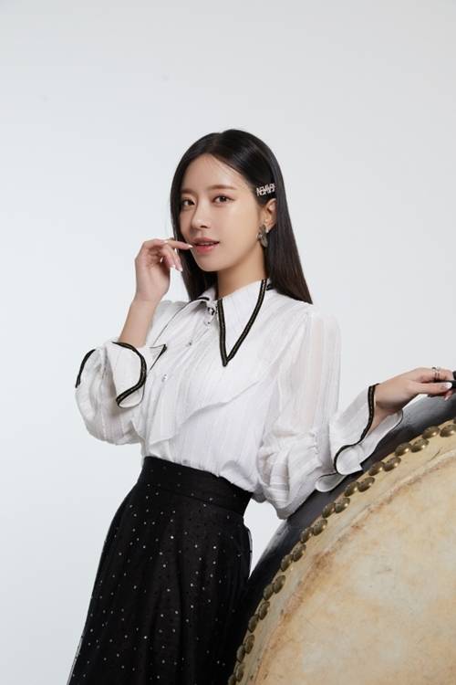 가수 송민경이 신곡 ‘큰거온다’로 활동 중이다. 사진=아츠로이엔티