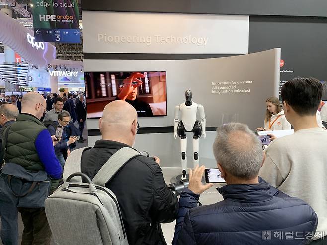지난 28일(현지시간) 스페인 바르셀로나에서 열린 ‘모바일월드콩그레스(MWC) 2023’ 샤오미 전시관. 관람객들이 전시관 한편에 서 있는 사이버도그와 사이버원을 구경하고 있다. [사진=박로명 기자/dodo@]