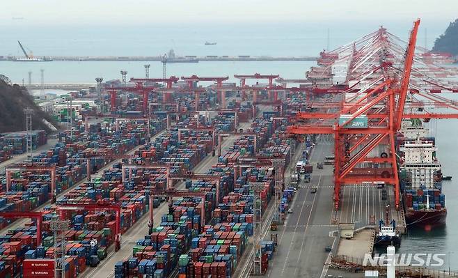[부산=뉴시스] 하경민 기자 = 1일 부산 남구 신선대부두에서 컨테이너 선적 및 하역작업이 분주하게 진행되고 있다. 2023.03.01. yulnetphoto@newsis.com