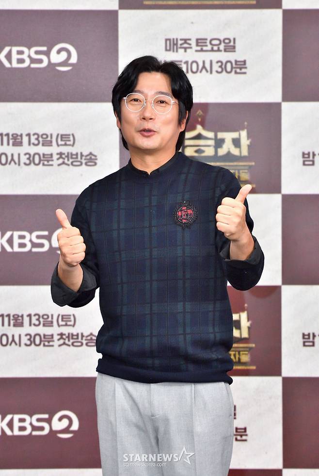 개그맨 이수근이 12일 오후 온라인 생중계로 진행된  KBS 2TV 예능 '개승자' 제작발표회에 참석해 포즈를 취하고 있다.  대한민국 대표 희극인들의 코미디 서바이벌 전쟁 '개(그로) 승(부하는) 자(들)'은 오는 13일 첫 방송된다. /사진제공=KBS 2021.11.12 /사진=이동훈 기자 photoguy@