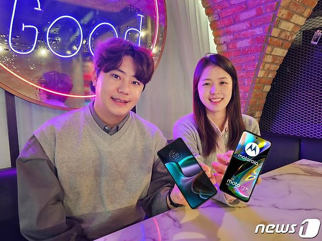 헬로모바일, 39만원대 모토로라 중저가 스마트폰 '모토G82 5G' 단독 출시 (헬로모바일 제공)