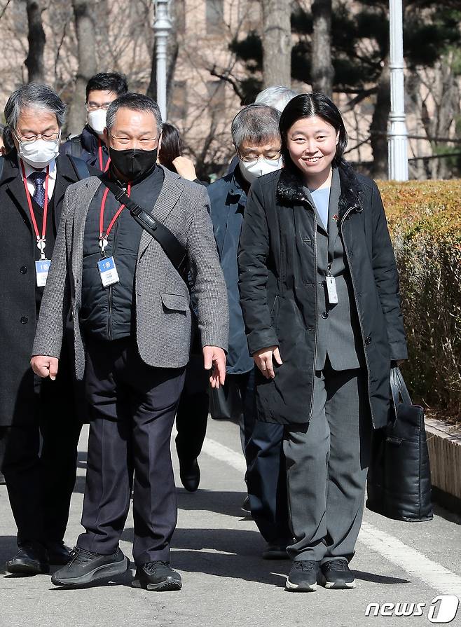 임은정 대구지검 중요경제범죄조사단 부장검사(오른쪽)가 2일 오후 경기도 과천 법무부 청사에서 열린 검사적격심사위원회에 특별변호인단과 함께 출석하고 있다. 2023.3.2/뉴스1 ⓒ News1 박세연 기자