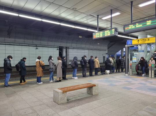 지난달 28일 오전 7시쯤 대전역에서 시민들이 줄지어 KTX 산천 기차를 기다리고 있다. 사진=김소연 기자