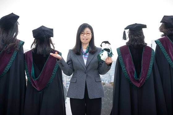 1일 이화여대 사회복지학과 교수로 부임한 이지선 교수는 벌써 학내 유명인사다. 길을 걸으면 학생의 ‘셀카’ 요청이 들어오고, “교수님, 화이팅!” 소리도 곳곳에서 울린다. 지난달 28일 ‘화이팅’을 외친 이화여대 법학전문대학원 졸업생과 즉석에서 사진을 찍었다. 장진영 기자