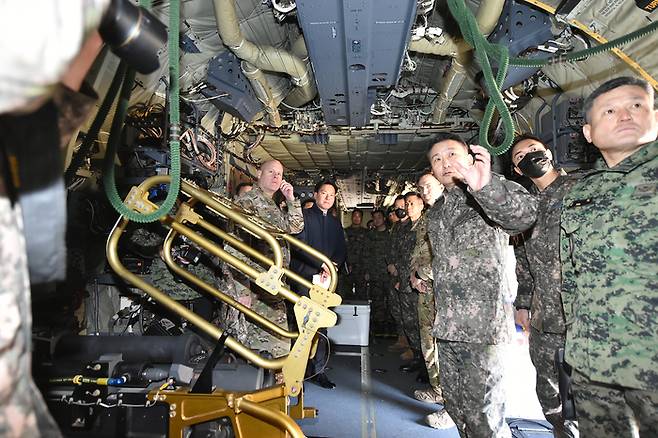 김승겸 합참의장(오른쪽 3번째)과 한·미 특수전 장병들이 AC-130J 항공기 앞에서 기념촬영을 하고 있다. 사진 합참