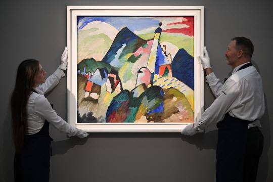 영국 런던 소더비 경매장 직원들이 지난달 22일 러시아 출신 바릴시 칸딘스키의 1910년 작품 ‘교회가 있는 무르나우Ⅱ’를 전시하는 모습. AFP 연합뉴스