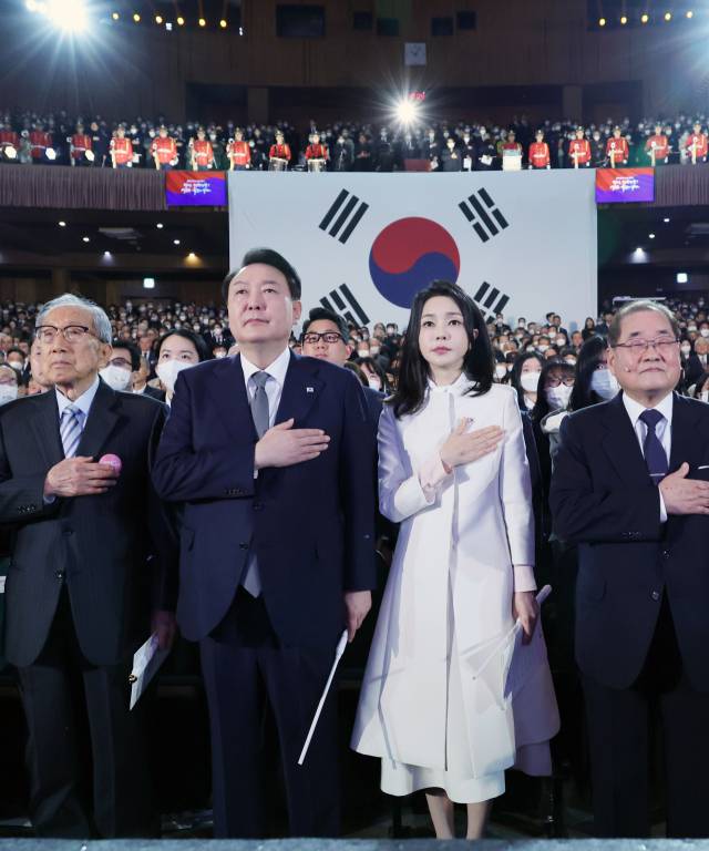 ▲윤석열 대통령과 김건희 여사가 1일 서울 중구 유관순 기념관에서 열린 제104주년 3.1절 기념식에서 국기에 경례하고 있다. ⓒ연합뉴스