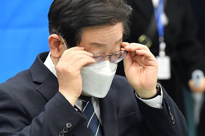 이재명 더불어민주당 대표가 지난달 28일, 학교 급식실 노동자 폐암 진단 관련 서울 은평구 수색초등학교에서 진행된 급식 노동자들과의 간담회에서 안경을 고쳐 쓰고 있다. 연합뉴스