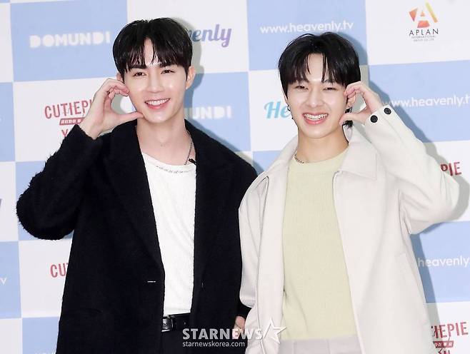 태국 가수 지 프룩, 누뉴 차와린이 2일 오전 서울 강남구 논현동 삼익악기빌딩에서 진행된 BL 콘텐츠 전문 플랫폼 헤븐리(heavenly)와 태국 레이블 도문디 기자간담회에 참석해 포즈를 취하고 있다. 2023.03.02 /사진=김창현 기자 chmt@