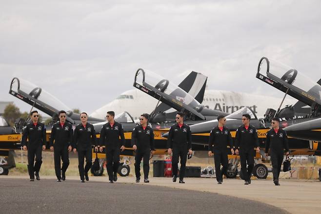 블랙이글스 조종사들 (서울=연합뉴스) 김지헌 기자 = 공군 특수비행팀 '블랙이글스' 조종사들이 1일(현지시간) 호주 절롱 애벌론공항에서 각자 항공기를 향해 걸어가고 있다. 2023.3.1
jk@yna.co.kr