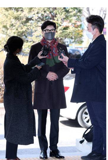 한동훈 법무부 장관(당시 사법연수원 부원장)이 지난해 1월 27일 오후 서울 마포구 서부지법에서 열린 유시민 전 노무현재단 이사장의 명예훼손 혐의 3차 공판에 증인으로 출석하며 입장발표를 하고 있다. (사진=뉴시스)