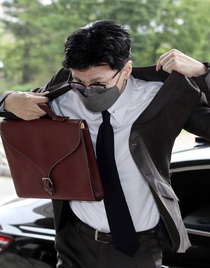 한동훈 법무부 장관이 지난해 6월 20일 오전 경기도 정부과천청사 내 법무부 청사로 출근하고 있는 모습. (사진=뉴스1)