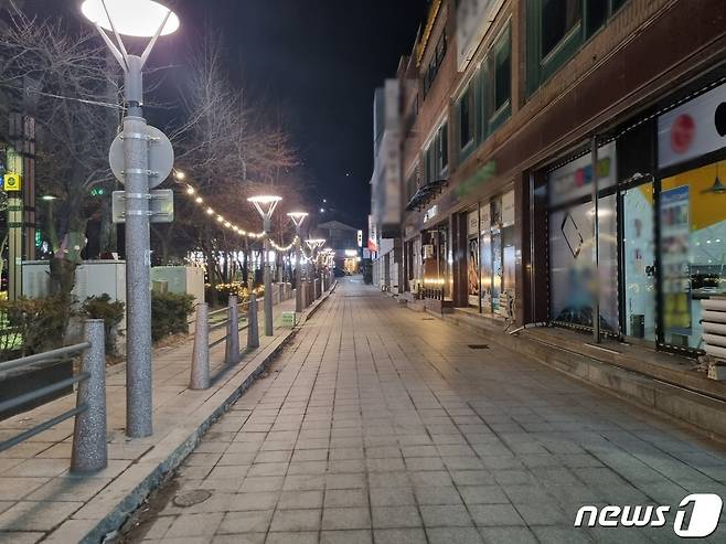 불금이었던 지난달 24일 오후 8시쯤 강원 태백시 최대 번화가인 황지동 일대가 오가는 사람 하나 없이 휑한 모습이다. 2023.2.28/뉴스1 윤왕근 기자